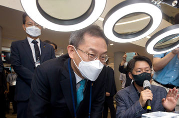 Korea_MSIT_minister_Lee_Jong-Ho_at_a_quantum_c.width-3582110.png